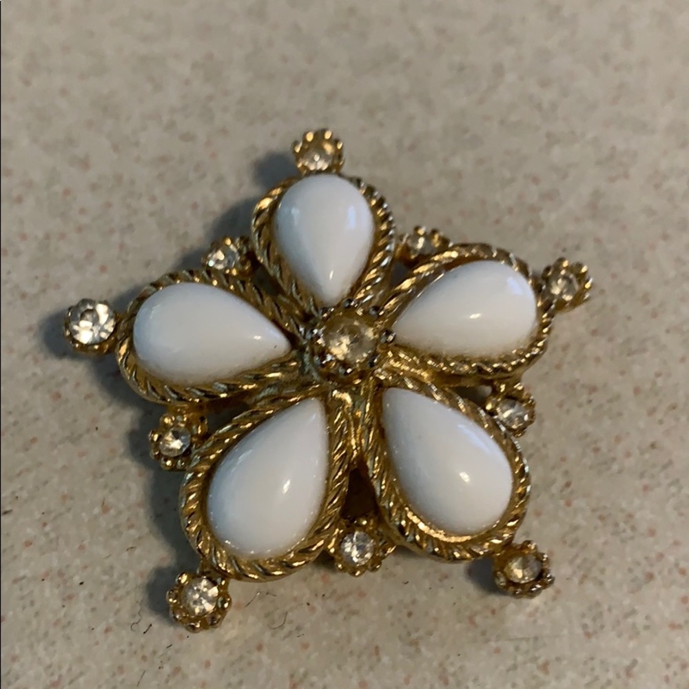 Vintage Kramer rhinestone flower pin